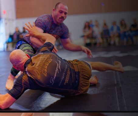 Los Angeles jiu jitsu coach Avi Cohn teaching a leg lock position